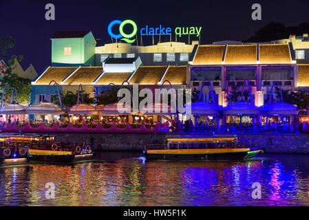 Clarke Quay cité en plein air la nuit avec cafés et restaurants le long de la rivière, Clarke Quay, Singapour Banque D'Images