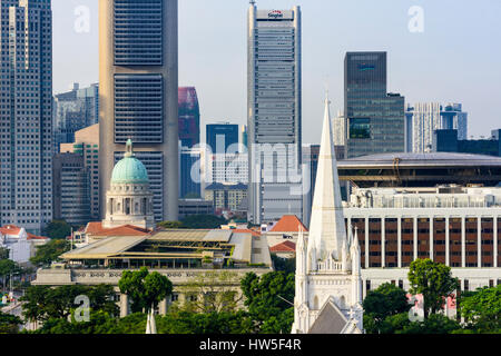 Paysage urbain de Singapour vue sur la cathédrale de Saint Andrews, Galerie nationale et de la Cour suprême vers gratte-ciel du centre-ville CBD Banque D'Images