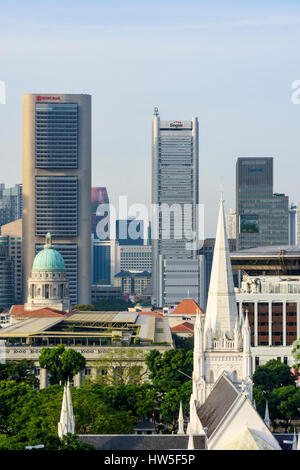 Paysage urbain de Singapour vue sur la cathédrale de Saint Andrews, Galerie nationale et de la Cour suprême vers gratte-ciel du centre-ville CBD Banque D'Images