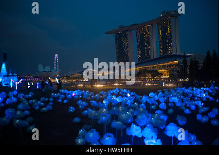 16.03.2017, Singapour, République de Singapour, en Asie - une sculpture de lumière intitulé 'Moonflower' par l'artiste Yun à Marina Bay. Banque D'Images