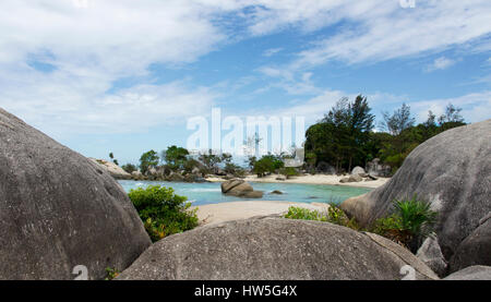 Formation rocheuse naturelle sur la plage de sable blanc en Belitung Island dans l'après-midi, l'Indonésie. Banque D'Images