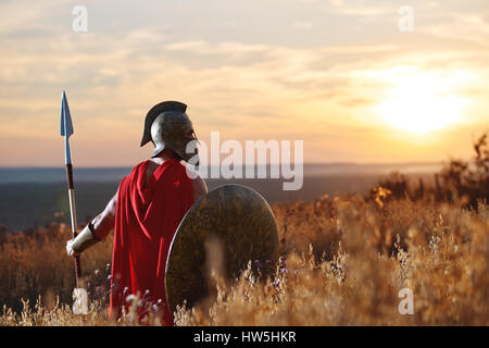 Incognito warrior en fer à repasser casque et manteau rouge. Banque D'Images