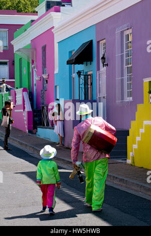 Père et fils habillés comme des jongleurs en bande dans Bo-Kaap festival district,manly trimestre,Cape town Afrique du Sud Banque D'Images