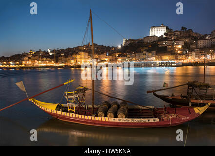 Vue du coucher de soleil du fleuve Douro au Portugal Port Banque D'Images