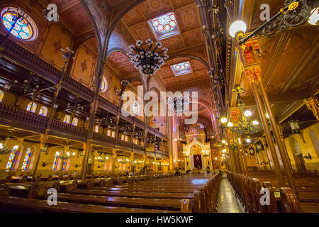 Intérieur de la rue Dohány ou Grande Synagogue juive nagy zsinagóga. La deuxième plus grande synagogue au monde construit en style néo-mauresque. Buda Banque D'Images