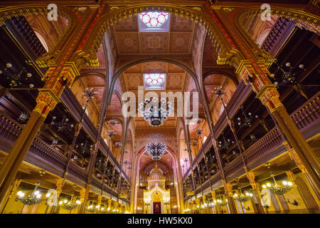 Intérieur de la rue Dohány ou Grande Synagogue juive nagy zsinagóga. La deuxième plus grande synagogue au monde construit en style néo-mauresque. Buda Banque D'Images