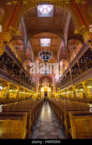 Intérieur de la rue Dohány ou Grande Synagogue juive nagy zsinagóga. La deuxième plus grande synagogue au monde construit en style néo-mauresque. Buda Banque D'Images