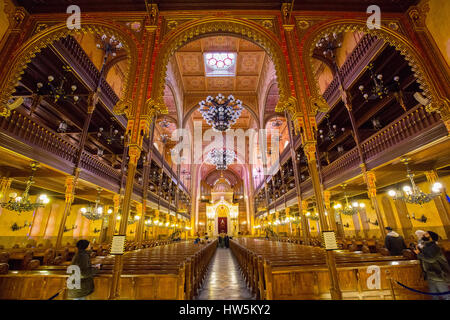 Intérieur de la rue Dohány ou Grande Synagogue juive nagy zsinagóga. La deuxième plus grande synagogue au monde construit en style néo-mauresque. Buda Banque D'Images