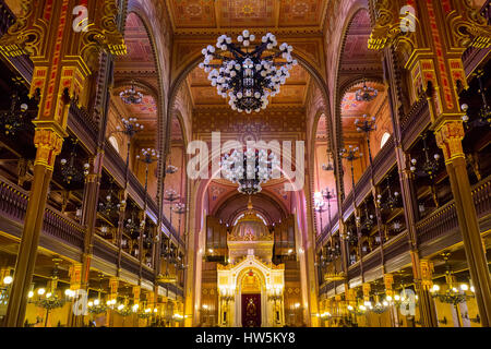 Intérieur de la rue Dohány ou Grande Synagogue juive nagy zsinagóga. La deuxième plus grande synagogue au monde construit en style néo-mauresque. Buda Banque D'Images