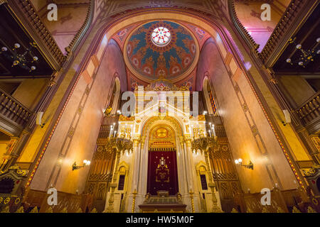 Intérieur de la rue Dohány ou Grande Synagogue juive nagy zsinagóga. La deuxième plus grande synagogue au monde construit en style néo-mauresque. Buda Banque D'Images