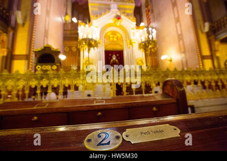 Intérieur de la rue Dohány ou Grande Synagogue juive nagy zsinagóga. La deuxième plus grande synagogue au monde construit en style néo-mauresque. Buda Banque D'Images
