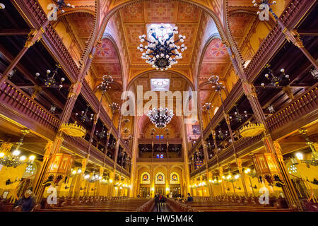 Intérieur de la rue Dohány ou Grande Synagogue juive nagy zsinagóga. La deuxième plus grande synagogue au monde construit en style néo-mauresque. Buda Banque D'Images