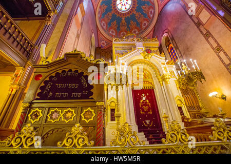 Intérieur de la rue Dohány ou Grande Synagogue juive nagy zsinagóga. La deuxième plus grande synagogue au monde construit en style néo-mauresque. Buda Banque D'Images