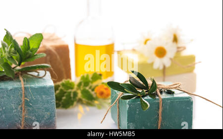 Variété de handmade savon sur fond blanc Banque D'Images
