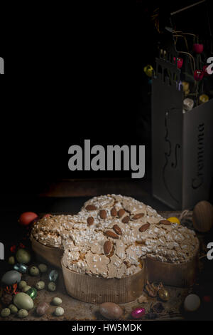 Colomba, gâteau italien cuit traditionnellement pour la célébration de Pâques Banque D'Images