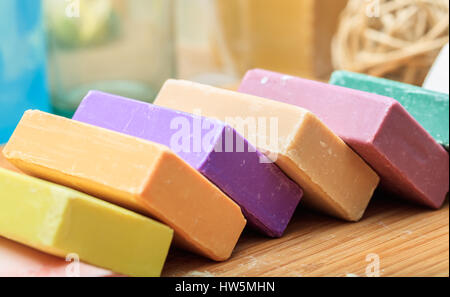 Variété de barres de savon fait à la main sur fond de bois Banque D'Images