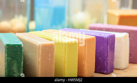 Variété de barres de savon fait à la main sur fond de bois Banque D'Images