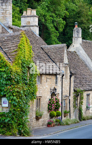 Maisons et des magasins le long de la High Street, Castle Combe, les Cotswolds, Wiltshire, Angleterre Banque D'Images