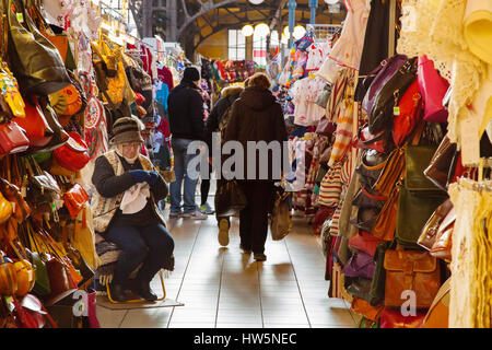 Boutique de souvenirs. Marché Central Nagycsarnok. L'Europe du sud-est de la Hongrie, Budapest Banque D'Images