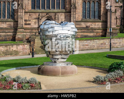 Coeur d'acier Reproduction de Sculpture du Cœur pour le Yorkshire homme d'acier par Steve Mehdi à Minster Gardens Rotherham South Yorkshire Angleterre Banque D'Images