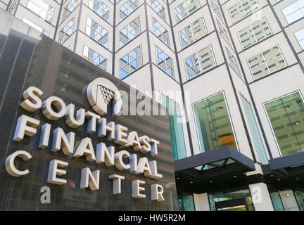 Miami, USA - 20 mai 2016 : gratte-ciel du centre financier avec plaque d'en face d'elle, au centre-ville. Banque D'Images