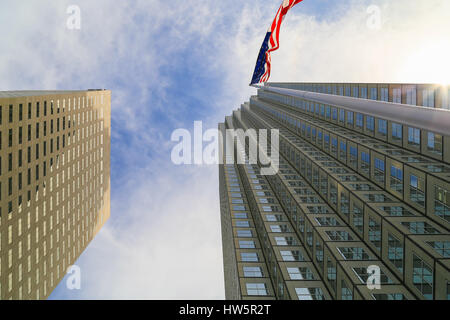 Miami, USA - 20 mai 2016 : les gratte-ciel du centre financier et du centre-ville de Miami avec le drapeau américain à l'avant. Banque D'Images