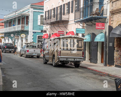 La principale rue commerçante, Dronningens Gade, Charlotte Amalie, St Thomas, célèbre pour la franchise de magasins de montres et de bijoux Banque D'Images