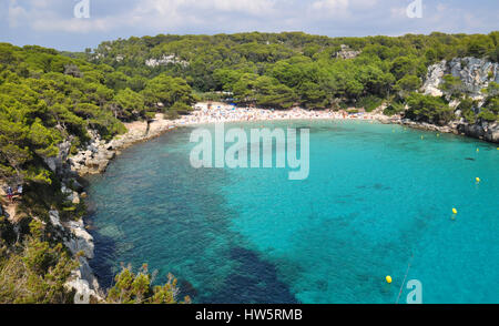 Plage Cala Macarella et vue sur le port sur l'île des Baléares de Minorque en Espagne Banque D'Images