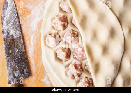 Le processus étape par étape de faire des boulettes faites maison, raviolis ou avec des pelmeni la viande hachée à l'aide de remplissage du moule Ravioli Ravioli ou bouilloire. Banque D'Images