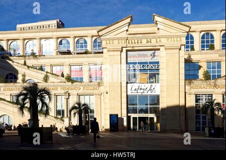 La France, Hérault, Montpellier, centre commercial le Polygone, quartier Antigone par l'architecte Ricardo Bofill, l'échelle de la ville sont à la maison à la bibliothèque Federico Fellini Banque D'Images