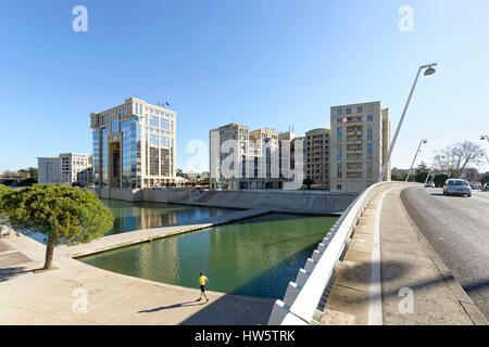 La France, Hérault, Montpellier, quartier Antigone par l'architecte Ricardo Bofill, bassin du port Juvenal et Hôtel de région (administration régionale) Banque D'Images