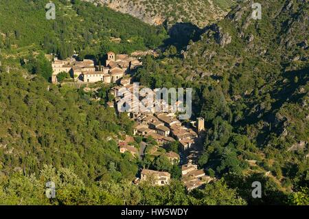 La France, l'Hérault, les Causses et les Cévennes, paysage culturel agropastoraux méditerranéens, inscrite au Patrimoine Mondial de l'UNESCO, Saint Guilhem le Désert, étiqueté Les Plus Beaux Villages de France (Les Plus Beaux Villages de France), la vallée de Gellone et le village dans le creux des montagnes de l'Infernet Banque D'Images