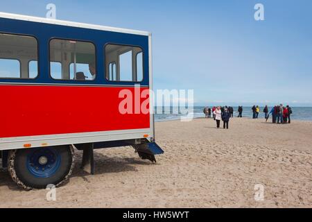 Le Jutland Danemark Skagen Grenen point le plus au nord au Danemark où Skagerrak et Kattegat rencontrez Sandormen tracteur-bus tiré Banque D'Images