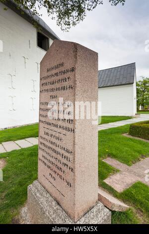 Le Danemark, le Jutland, Jelling, berceau du christianisme au Danemark, cour, Église Kirke Jelling rune Banque D'Images