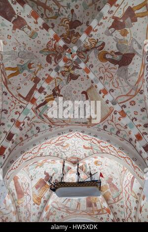 Le Danemark, Mon, Fanefjord Fanefjord Church Kirke, de l'intérieur, fresques et modèle de navire Banque D'Images