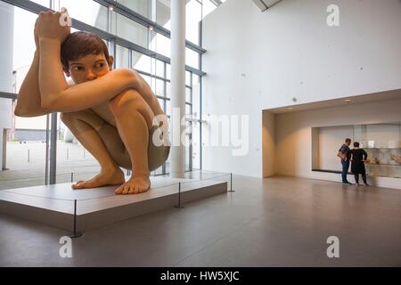 Le Danemark, le Jutland, Aarhus, Aarhus Kunstmuseum ARoS, musée d'art, sculpture garçon par Ron Mueck Banque D'Images