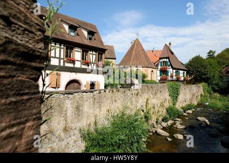 France, Alsace, Kaysersberg, Rue de Gaulle, du pont fortifié sur la Weiss, maisons à colombages Banque D'Images