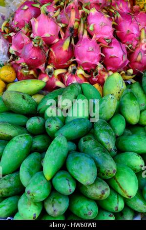 Laos, Luang Prabang province, Luang Prabang, inscrite au Patrimoine Mondial de l'UNESCO, le marché Phosi, mangues et fruits du dragon Banque D'Images