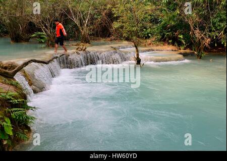 Laos, Luang Prabang Province, Kuang Si, le magnifique bleu turquoise des piscines et Cascades de Kuang Si sont une destination touristique populaire à proximité de Luang Prabang Banque D'Images