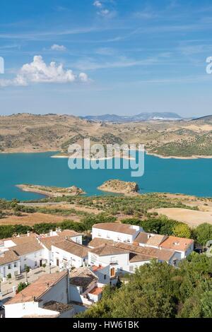 Espagne Andalousie Cadix province Zahara de la Sierra Parc Naturel Sierra de Grazalema Zahara El Gastor village sur un lac et Banque D'Images