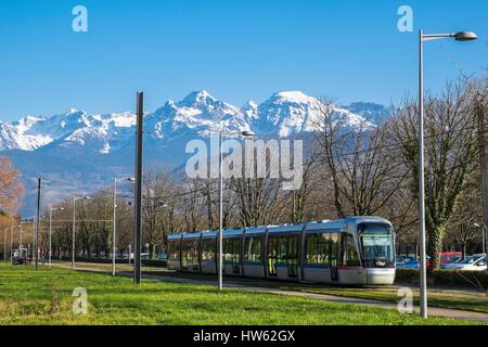 France, Isère, Saint-Martin-d'Hères, le campus de l'Université Grenoble Alpes, tramways et de la chaîne de Belledonne en arrière-plan Banque D'Images