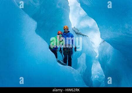 France, Haute Savoie, Chamonix, La Mer de Glace, le jeune homme et la jeune femme l'escalade de glace dans les moulins de la Mer de Glace Banque D'Images