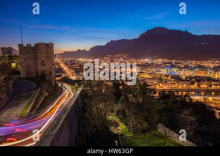France, Isère, Grenoble, panorama sur la ville depuis le fort Rabot, résidence universitaire, et du Vercors en arrière-plan Banque D'Images