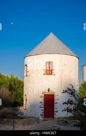 La Grèce, l'archipel du Dodécanèse, l'île de Leros Pandeli, petit port de pêche dominé par des moulins à vent restaurés Banque D'Images