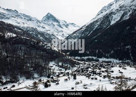 Wallis, Suisse, vallée Herens, Evolene, Les Haudères village dominé par la Dent Blanche (4357 m) Banque D'Images