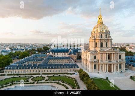 France, Paris, l'Hôtel des Invalides Libéral Bruant et conçu par Jules Hardouin-Mansart, abrite la cathédrale Saint Louis des Invalides, plusieurs musées et une nécropole militaire (vue aérienne) Banque D'Images