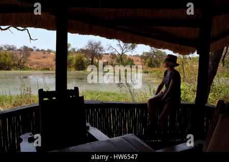 Le Zimbabwe, la province des Midlands, Gweru, Antelope Park, terrasse d'un bungalow avec vue sur l'étang Banque D'Images