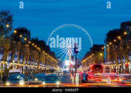 France, Paris, Les Champs Elysées pendant les vacances de Noël et la grande roue sur la place de la Concorde Banque D'Images