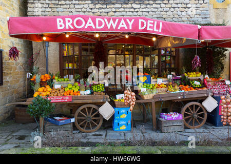 Broadway Deli Shop, village de Broadway, Cotswolds, Worcestershire, Angleterre, Royaume-Uni Banque D'Images