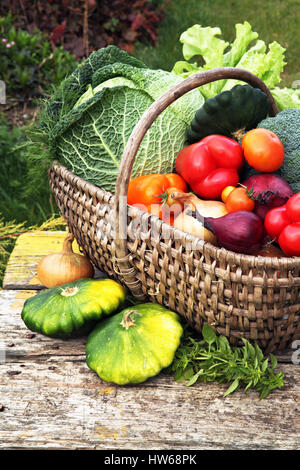 Légumes frais de la ferme- oignons,chou, tomates- sur la table. Banque D'Images